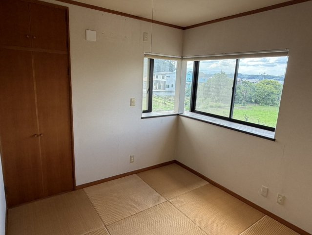 中古戸建　甘楽町福島の和室|2F和室　季節を感じる窓からの景色。
