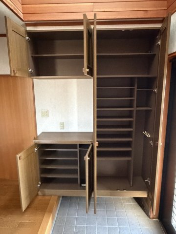 中古戸建　甘楽町福島の収納|散らかりやすい玄関ですが、大容量収納スペース付で安心です。