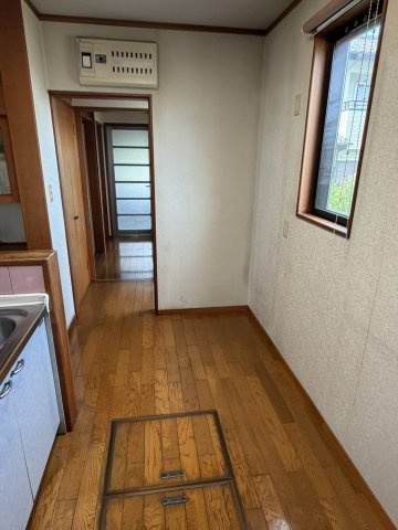 中古戸建　甘楽町福島のキッチン|勝手口からキッチンに入れるので、ストック品の大量搬入も楽々。