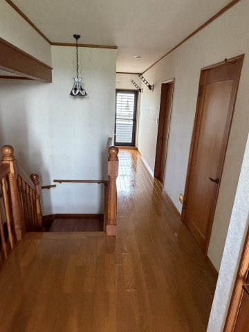 中古戸建　甘楽町福島の内装|2Ｆ廊下　温かみのある色調の床色です。