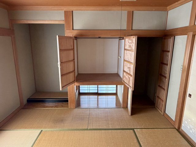 中古戸建　甘楽町福島の和室|1F和室収納　造り付けの収納は便利です。