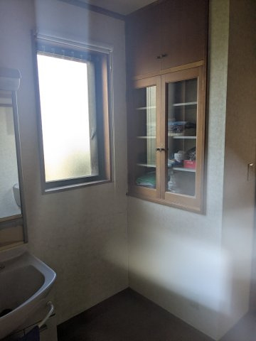 中古戸建　甘楽町福島の収納|1F洗面台横収納　扉付きの収納棚で衛生的です。
