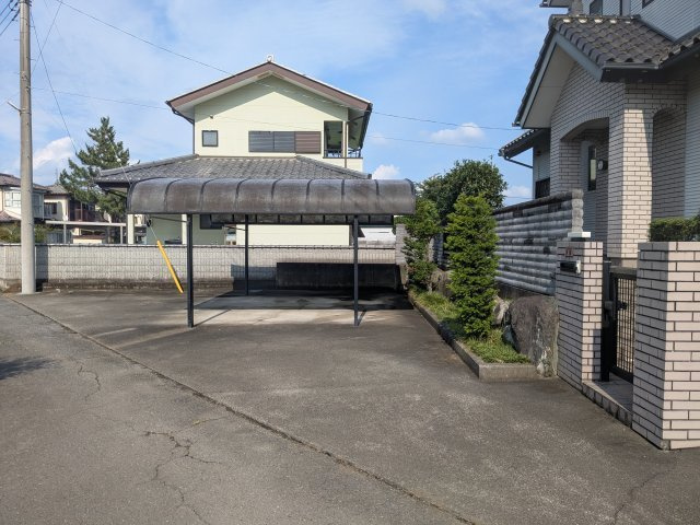 中古戸建　甘楽町福島の駐車場|来客時にも安心、駐車スペース7台分。