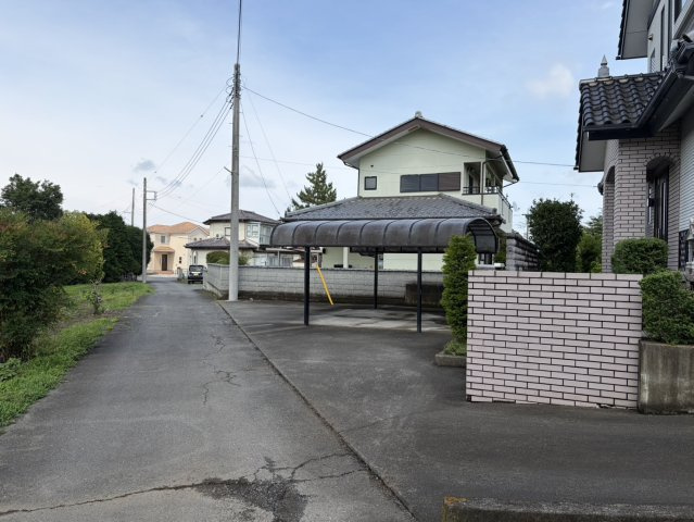 中古戸建　甘楽町福島の前面道路含む現地写真|前面道路との高低差が少ないので車の出し入れがスムーズです。