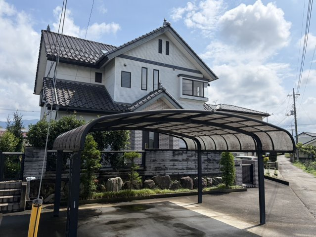 中古戸建　甘楽町福島の駐車場|屋根付きの駐車場は2台分です。