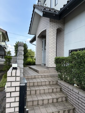 中古戸建　甘楽町福島の玄関|駐車場から玄関へと続くアプローチ