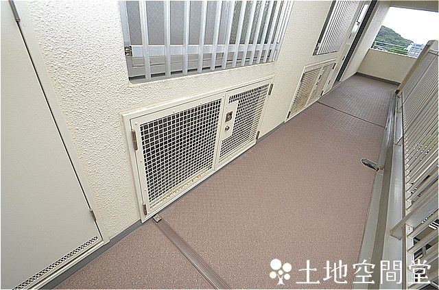 ホワイトキャッスル今池のその他|402号室前廊下室外機入れがあります。