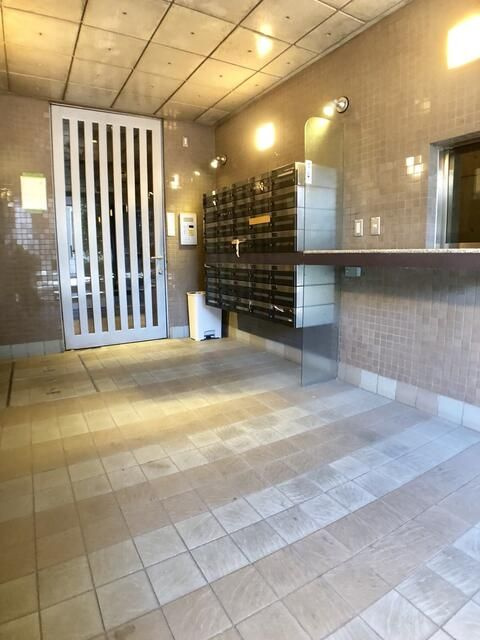 八王子市元本郷町２丁目の賃貸マンションのエントランス
