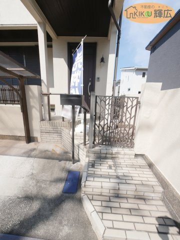 加古川市加古川町美乃利　中古戸建の玄関