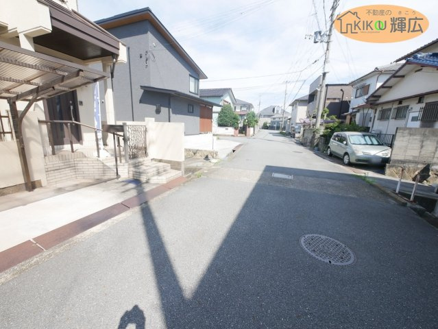 加古川市加古川町美乃利　中古戸建の前面道路含む現地写真