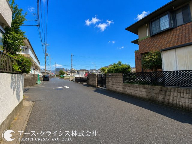 【前面道路含む現地写真】 | 柏市逆井藤ノ台1期　全2区画 | 風と光がやさしく巡る。朝のコーヒーも、午後の読書も、家族の団らんも、ぜんぶ光に包まれる時間。そんな日々をデザインしませんか♪