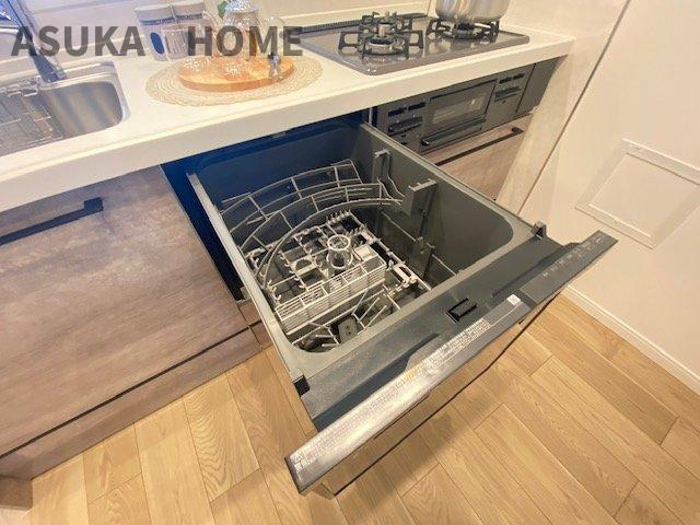 ダイアパレス上大岡第六B棟のキッチン|食洗器付のシステムキッチンです。あとかたずけはラクラクです。