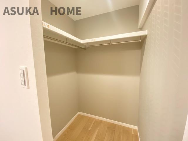 ダイアパレス上大岡第六B棟の収納|キッチン横の洋室にはこれだけの広さのWICがあります。