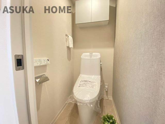 ダイアパレス上大岡第六B棟のトイレ|温水洗浄便座のトイレ設備です！トイレ上部にはあると便利な吊戸棚を設置！