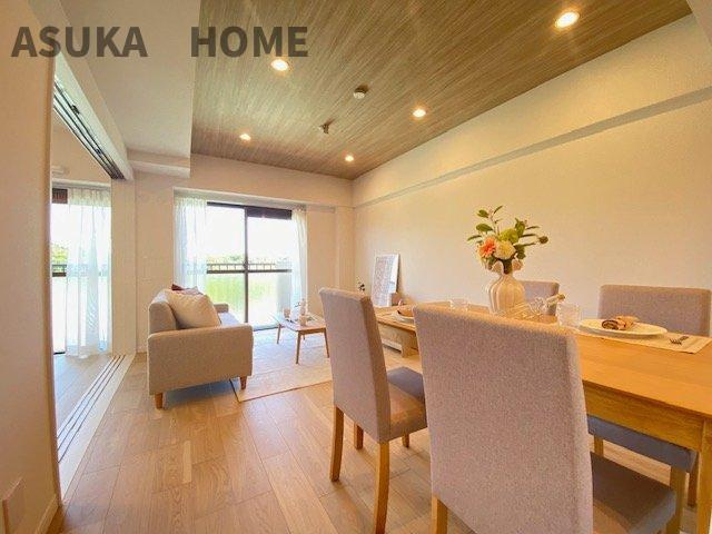 ダイアパレス上大岡第六B棟の居間・リビング|ソファー、ダイニングセットを置いてもゆとりの12.7帖のLDKです。楽しい団らん時間が待っています。