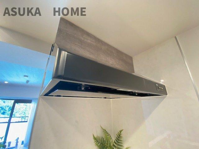 ダイアパレス上大岡第六B棟のキッチン|お手入れしやすそうな、レンジフードです。ササっとお手入れを済ませます。