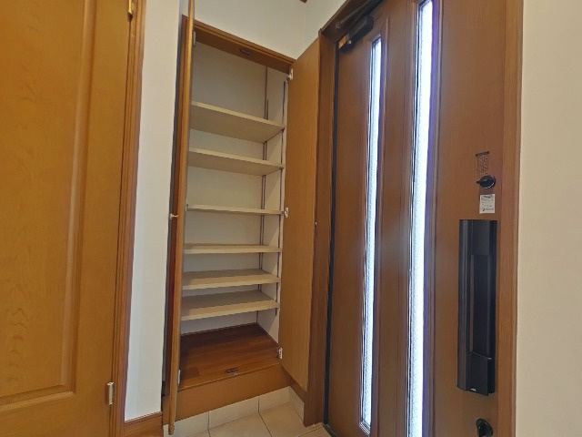 尼崎市南武庫之荘９丁目中古戸建の収納|シューズボックス