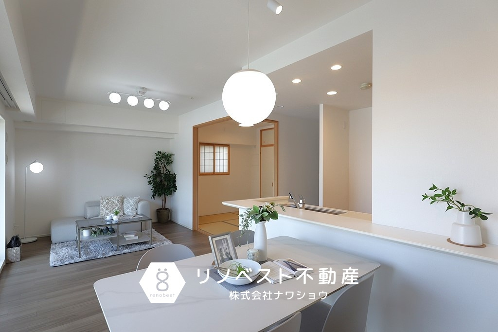 ブランニード河内小阪の居間・リビング|約16.5帖の開放的なLDK。対面式キッチンで作業しながら家族とコミュニケーションをとれます◎