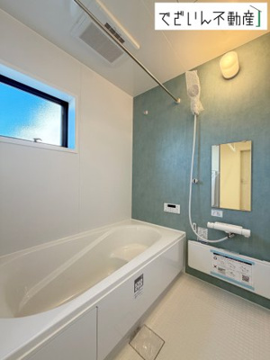【浴室】 | Livele Garden.S熊谷市拾六間 第7　新築住宅 | ≪2号棟≫清潔感のあるバスルームは、忙しい毎日の中でほっと一息つける場所。育児の合間に、心も体もリセットできる大切な時間が生まれます。
現地(2026年9月撮影)