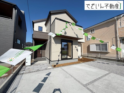 【外観】 | Livele Garden.S熊谷市拾六間 第7　新築住宅 | ≪2号棟≫街並みに馴染む、シンプルで洗練された佇まい。暮らしにちょっとした遊び心を添えてくれるお家です。
現地(2026年9月撮影)