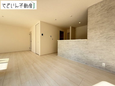 【居間・リビング】 | Livele Garden.S熊谷市拾六間 第7　新築住宅 | ≪2号棟≫細部まで丁寧に仕上げられた内装が、日々の生活を豊かに彩ります。家族の思い出が増えていく場所に。
現地(2026年9月撮影)