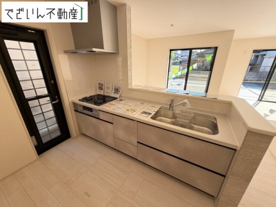 【キッチン】 | Livele Garden.S熊谷市拾六間 第7　新築住宅 | ≪2号棟≫共働きでも無理なく使える効率的なレイアウト。夕食の準備も、家族の会話を楽しみながら進められる、心地よいキッチンです。
現地(2026年9月撮影)