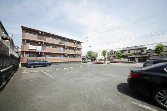 オーク富久の駐車場