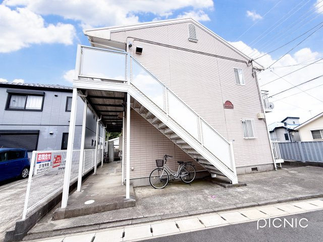 綾瀬市寺尾北１丁目のアパートのエントランス