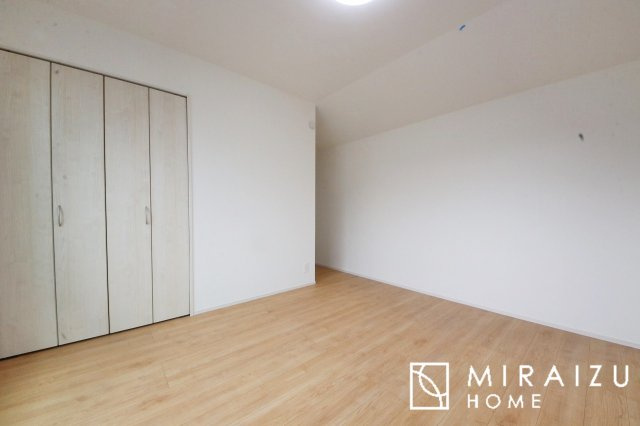 【寝室】 | 広さのある洋室は、ご夫婦様の寝室にぴったりですね。ご主人様の趣味のものや書斎などにも使用できるくらいの広さが嬉しいです。収納もばっちり完備してますのでお荷物が多いご家族様も安心してお暮しいただけます！