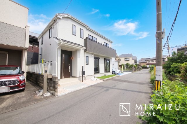【外観】 | 青く澄み渡った綺麗な空と、陽の光をたっぷりと受ける、そんな新築住宅で新生活をスタートしてみませんか？見学・ご相談等、ミライズホーム(株)までお気軽にご連絡下さい。