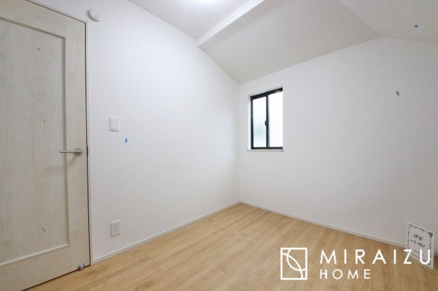 【子供部屋】 | 床のフローリングもオシャレな洋室が嬉しいです。独立性のある住宅ですので、各居室それぞれ、テイストの違うお部屋インテリア造りをしても面白いかもしれませんね！