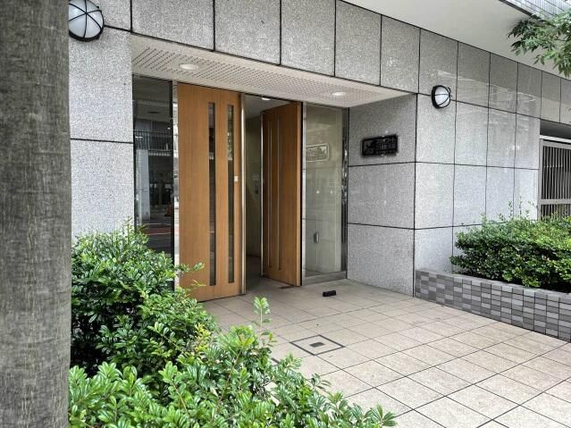スカイコート三田慶大前のエントランス