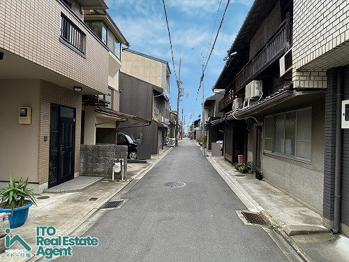 紫野中柏野町 中古戸建の前面道路含む現地写真