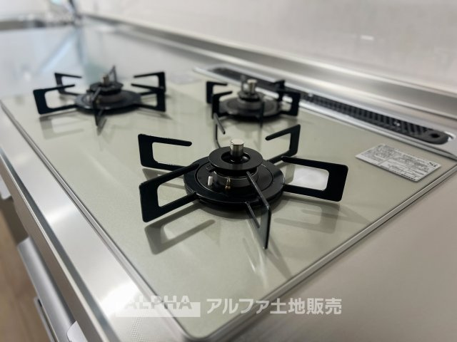 あきる野市網代　中古戸建のキッチン|【gas stove】◆ガスコンロ◆使い勝手に配慮されたガスコンロを備えたキッチン。火力調整がしやすく、毎日の調理がスムーズに進み、家事の時間を心地よく支えてくれます