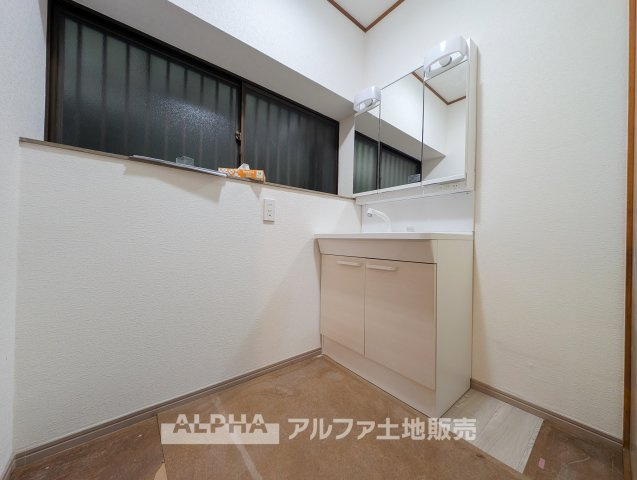 あきる野市網代　中古戸建のランドリースペース|【Laundry space】
◆ランドリースペース◆洗濯から乾燥までを効率よくこなせる家事空間。浴室換気乾燥機を備えており、外干しが難しい日でも快適に洗濯物を乾かせます。