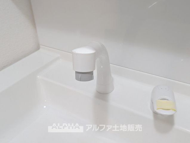 あきる野市網代　中古戸建の独立洗面台|【Powder room】
◆独立洗面台◆朝の身支度や帰宅後の手洗いも快適に行える独立洗面台。収納スペースも備えており、洗面用品をすっきり整理できる使い勝手の良い空間です。