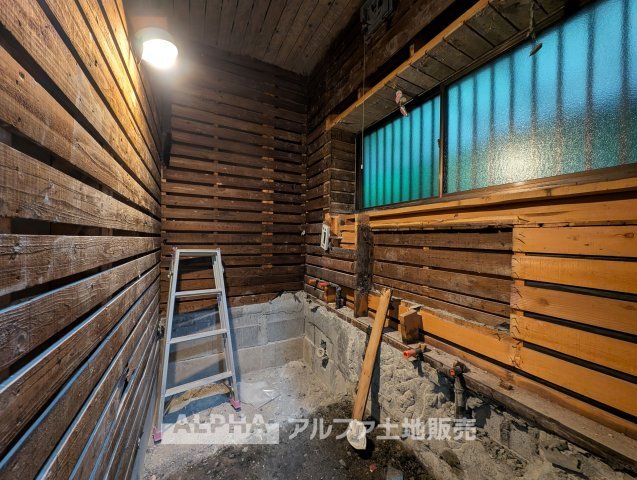 あきる野市網代　中古戸建の浴室|【Bath room】
◆バスルーム◆一日の疲れをゆっくり癒せる落ち着いたバスルーム。浴室乾燥機付きで天候を気にせず洗濯でき、毎日の暮らしにも便利な空間です。※工事中