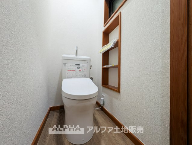あきる野市網代　中古戸建のトイレ|【Warm water flush toilet】
◆温水洗浄便座付きトイレ◆お掃除も楽々。快適に過ごすためには今や欠かせない設備の一つです。壁掛けリモコンで使いやすくいつでも清潔に保てます。