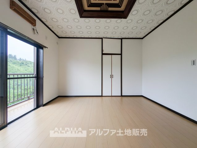あきる野市網代　中古戸建の洋室|【private room】
◆使い勝手に配慮された洋室◆ベッドやデスクの配置がしやすく、寝室や書斎など用途に応じて活用可能。日々の暮らしに馴染む空間設計です。