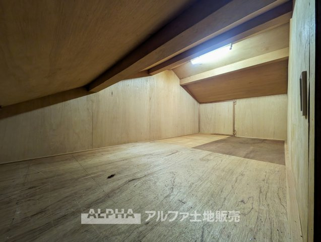 あきる野市網代　中古戸建の収納|【attic storage】◆小屋裏収納を備えた住まい◆季節家電や思い出の品もすっきり収まり、居住空間を広く使えるため、日々の暮らしにゆとりが生まれます。