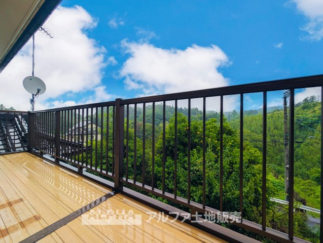 あきる野市網代　中古戸建のバルコニー|【Balcony】◆バルコニー◆日当たりの良いバルコニーは、洗濯物がよく乾くだけでなく、外の空気を感じながらひと息つける場所。暮らしに心地よい余白をもたらします。