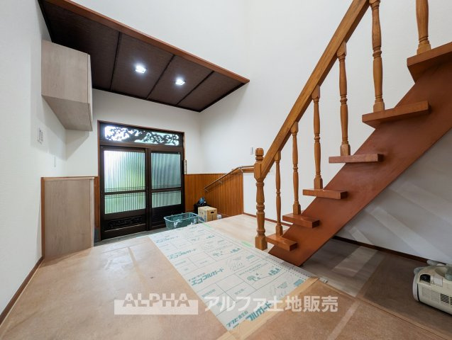 あきる野市網代　中古戸建の玄関|【Welcome Space】
◆玄関◆帰宅時にほっとできる、穏やかな空気感の玄関。整った空間が日々の切り替えを自然にサポートし、来客時にも好印象を与えます。