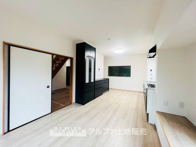 あきる野市網代　中古戸建の居間・リビング|【Daily Scene】
◆暮らしをつなぐ場所◆
「おはよう」から「おやすみ」まで、一日のさまざまな時間が交差するリビング。家族の何気ない毎日を、心地よく支える空間です。