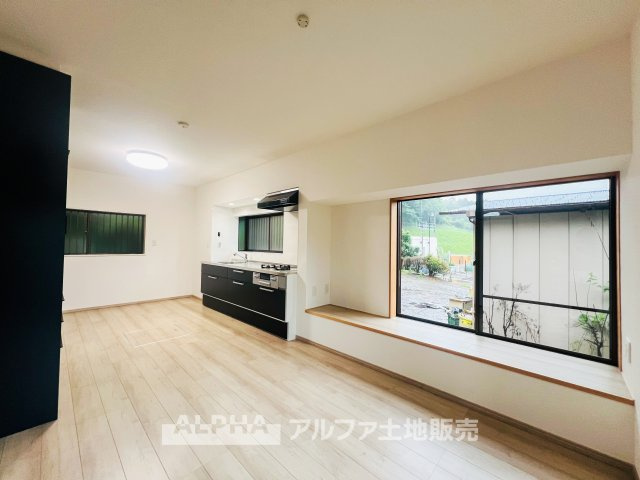 あきる野市網代　中古戸建の居間・リビング|【Gathering Place】
◆人を招きたくなる◆
友人とのホームパーティーや、ご親族との食事会など、大切な人と過ごす時間をより心地よく演出するリビングです。