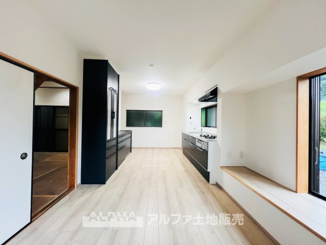 あきる野市網代　中古戸建の居間・リビング|【Life Stage】
◆暮らしに寄り添う◆
小さなお子様の遊び場から、成長後の学習スペース、ご夫婦のくつろぎの場まで、ライフステージに合わせて活用できます。