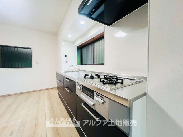 あきる野市網代　中古戸建のキッチン|【Feel at Home】
◆自然と居場所になる◆料理をしながら会話が広がる、家族との時間を大切にできるキッチン。空間全体に統一感があり、住まいにやさしいぬくもりを感じられます。