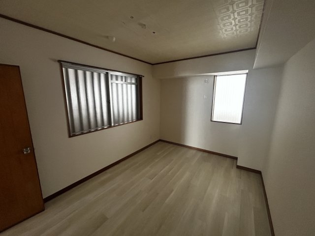 メゾンセンチュリー泊の洋室