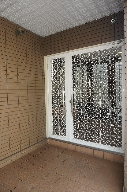 川崎市高津区二子４丁目の賃貸マンションのエントランス