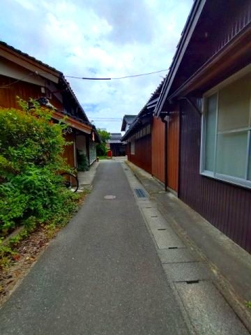 ■□米子市淀江町西原中古戸建□■の前面道路含む現地写真|前面道路幅員約1.9ｍとなります。
