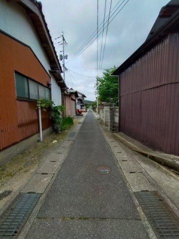 ■□米子市淀江町西原中古戸建□■の前面道路含む現地写真|前面道路幅員約1.9mとなります。
